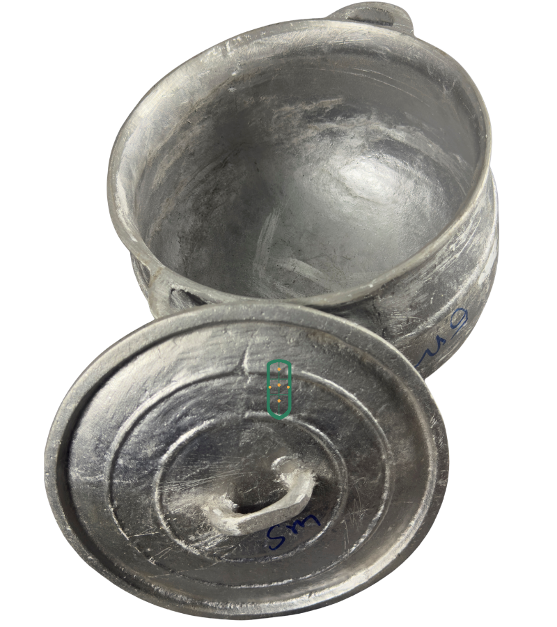 Cast aluminium cooking pot size 5 open top view showing deep rounded belly and heavy domed lid, Juakali handmade Kenya